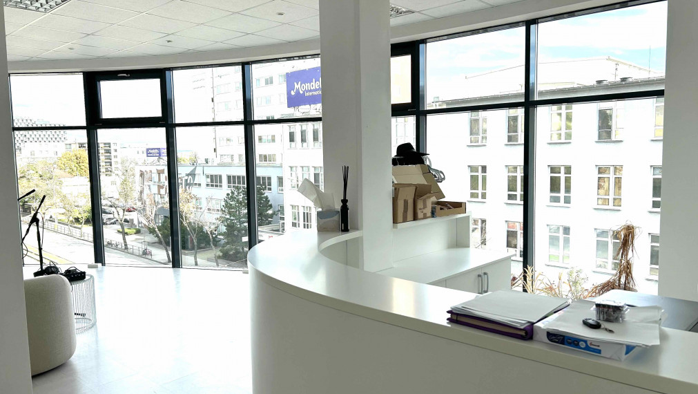 Presklený obchodný priestor na prenájom, Račianska, parkovanie