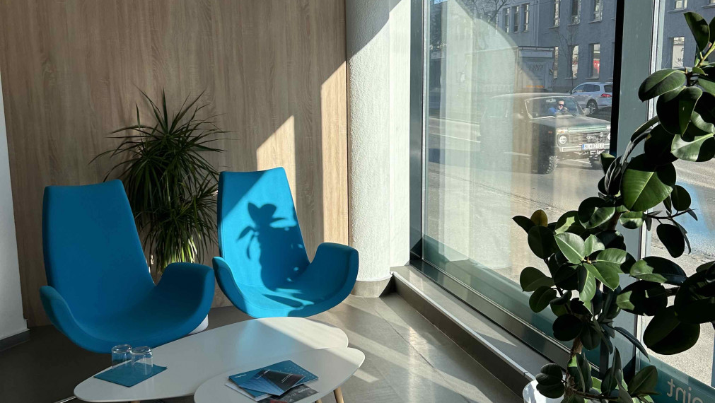 Presklený obchodný priestor na prenájom, Račianska, parkovanie