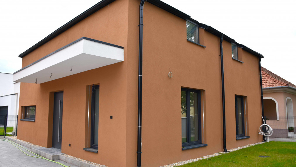 Skolaudovaná novostavba moderného domu, záhrada, terasa, Jarovce