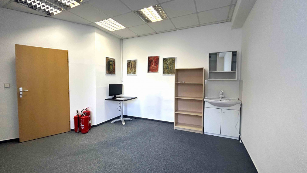 Dva prepojené nebytové priestory s recepciou/čakárňou na prenájom, Bazová ulica