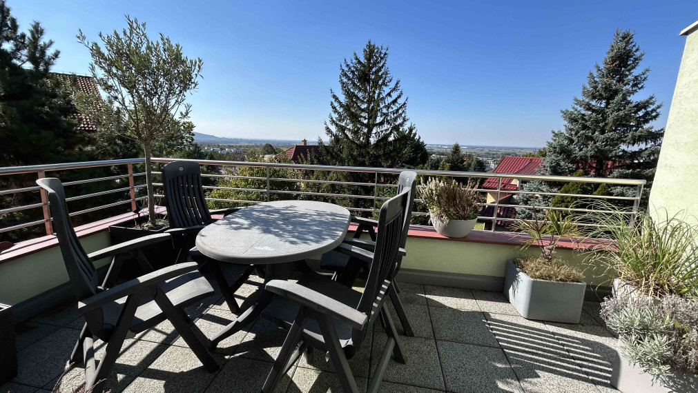 Kompletne vybavený, klimatizovaný 4i mezonet, loggia, terasa, garáž pre 2 autá, parkovacie miesto, BA IV