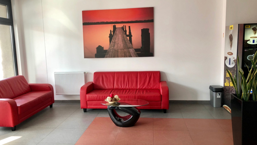 Kancelárke priestory s vlastným parkingom v susedstve Bratislavského letiska