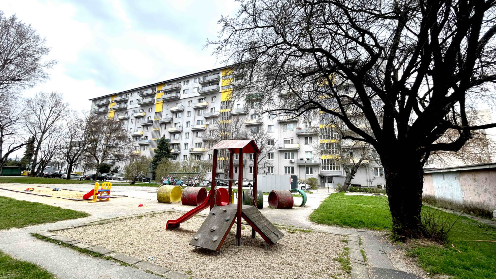 Čiastočne zariadený 2i byt po čiastočnej rekonštrukcii, balkón, pivnica, top lokalita blízko centra, Trenčianska