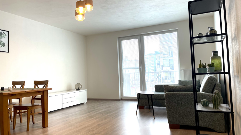 Kompletne vybavený 3i byt, balkón, 2 garážové státia, Dúbrava