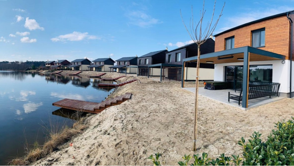 Vilka s privátnym mólom so vstupom do jazera, garážou, novostavba, Penati Golf Resort, Senica