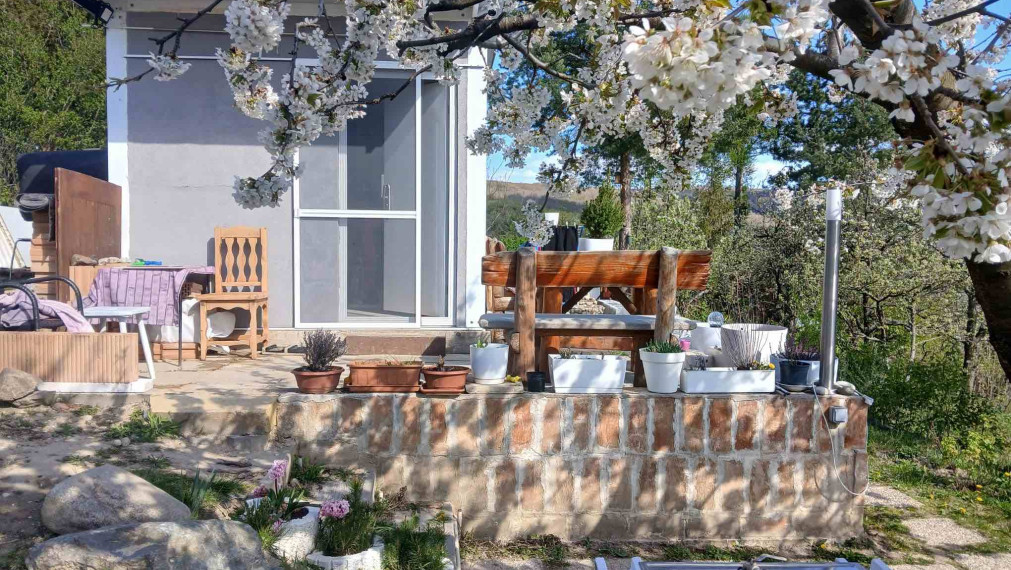 Záhrada s celoročne obývateľným zatepleným, obytným kontajnerom, voda, elektrika, prístup autom