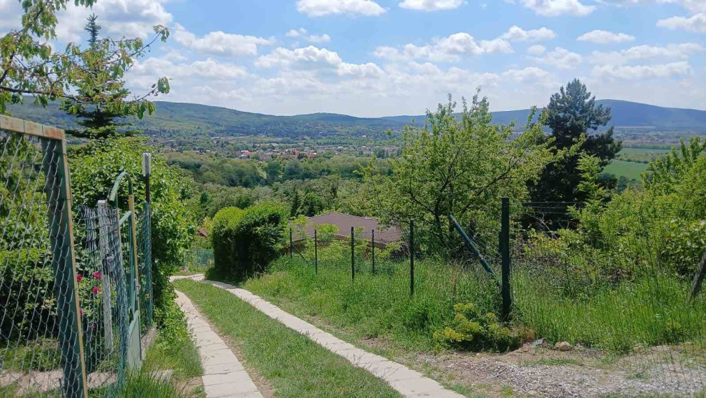 Záhrada s celoročne obývateľným zatepleným, obytným kontajnerom, voda, elektrika, prístup autom