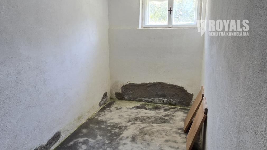 Vidiecky rodinný dom s veľkou záhradou a hospodárskou časťou