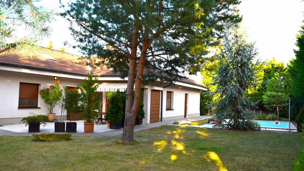 Bungalov vo viniciach, garáž, bazén, altánok