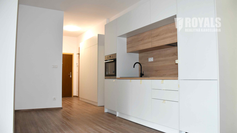 Čiastočne zariadený 2i byt s balkónom, kompletná rekonštrukcia, Staré Mesto, Gunduličova, Bratislava