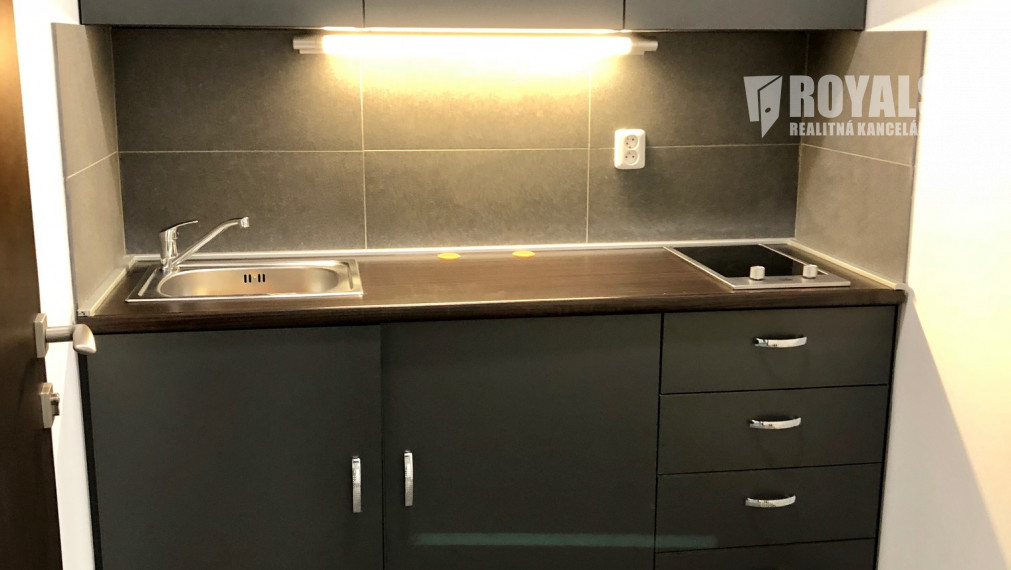 Kancelárke priestory s vlastným parkingom v susedstve Bratislavského letiska