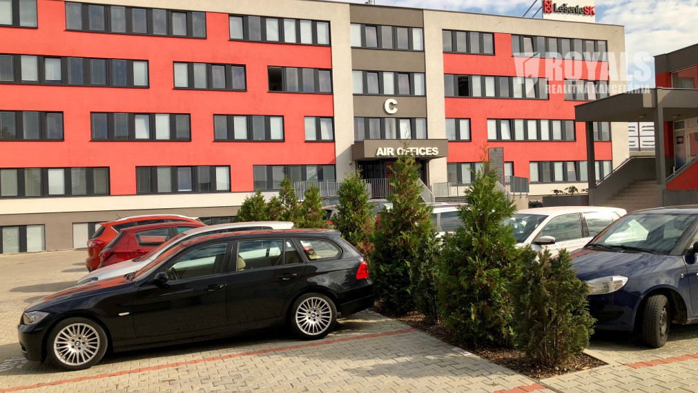 Kancelárke priestory s vlastným parkingom v susedstve Bratislavského letiska