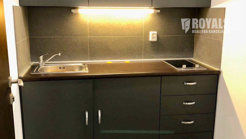 Kancelárke priestory s vlastným parkingom v susedstve IKEA a nákupného centra AVION