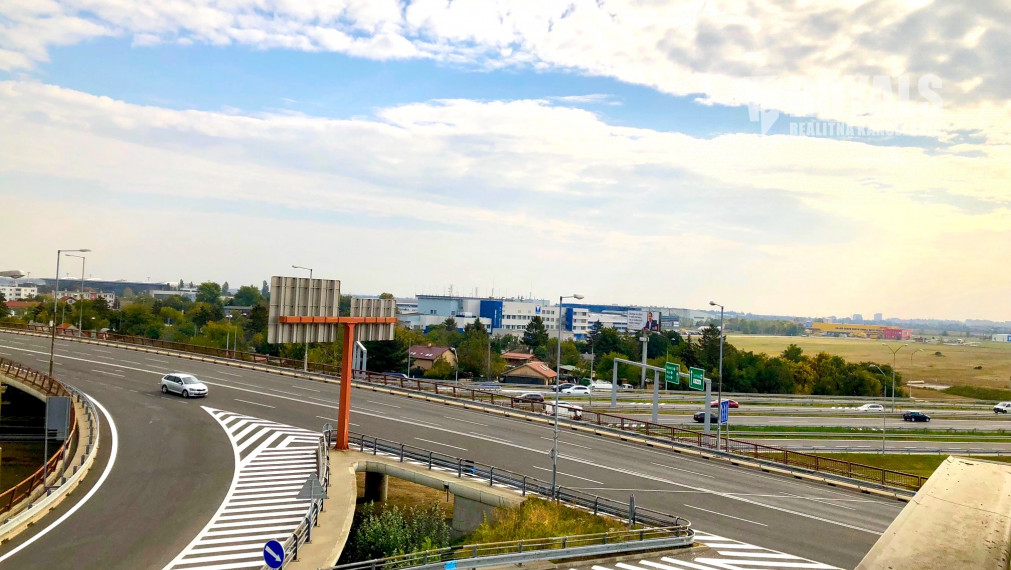 Kancelárke priestory s vlastným parkingom v susedstve IKEA a nákupného centra AVION