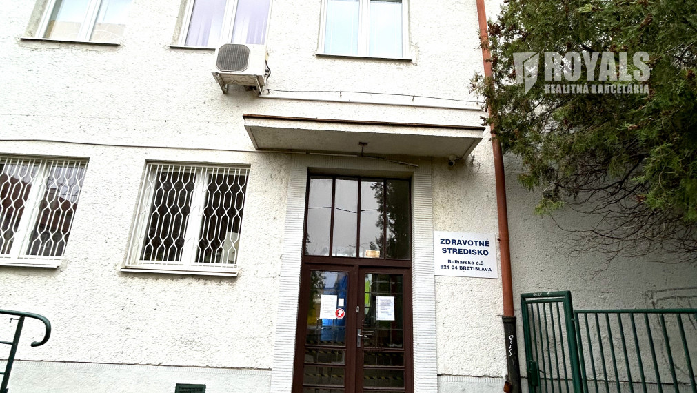 Samostatná abmulancia s kabínkami na prenájom, poliklinika s lekárňou Bulharská