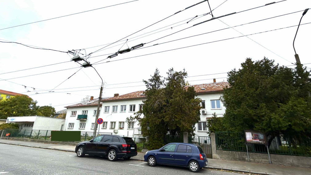 Samostatná abmulancia s kabínkami na prenájom, poliklinika s lekárňou Bulharská