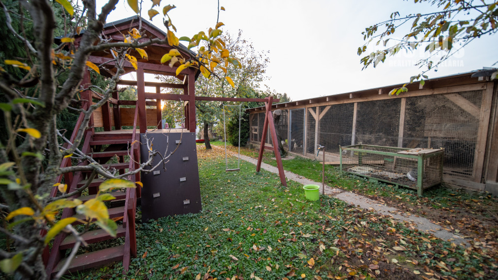 Priestranný 4-izbový dom s veľkým pozemkom a možnosťou ďalšieho využitia – Viničné (1 960 m²)