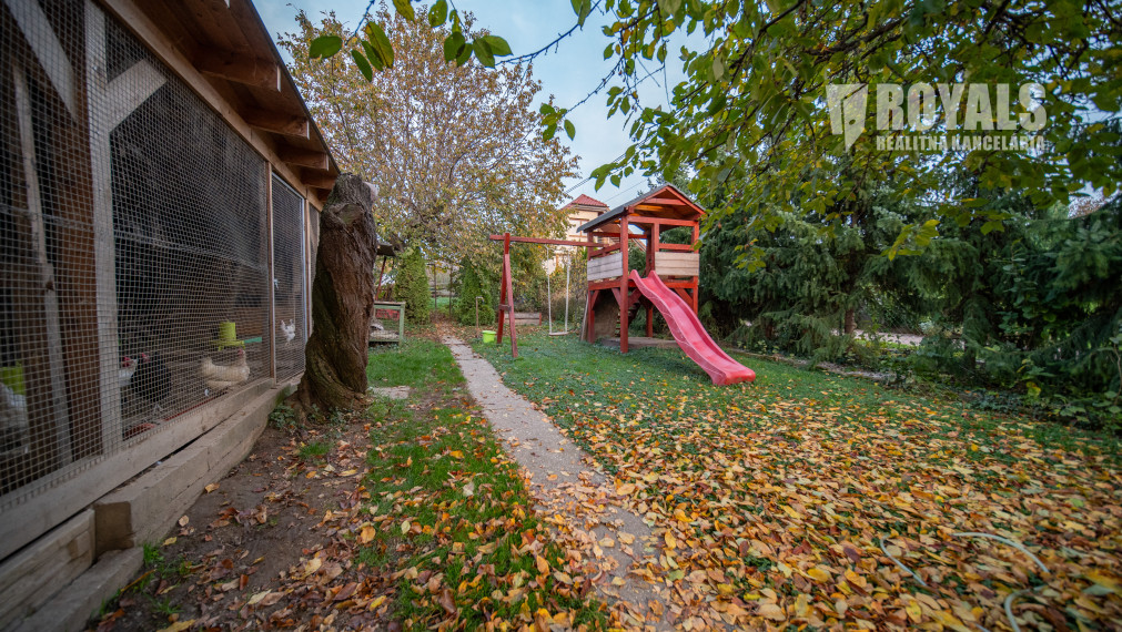 Priestranný 4-izbový dom s veľkým pozemkom a možnosťou ďalšieho využitia – Viničné (1 960 m²)