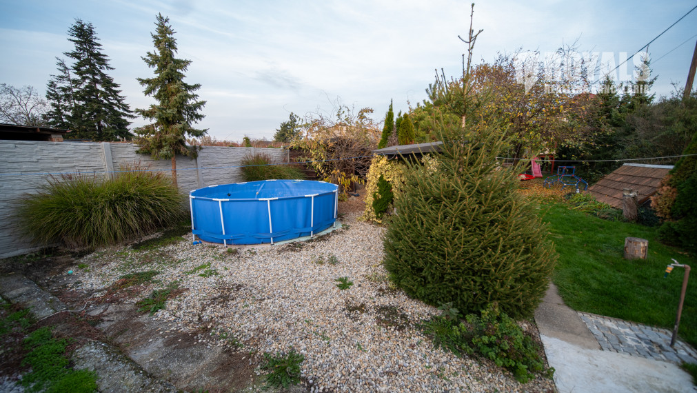 Priestranný 4-izbový dom s veľkým pozemkom a možnosťou ďalšieho využitia – Viničné (1 960 m²)