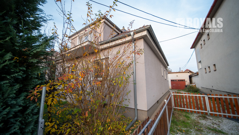 Priestranný 4-izbový dom s veľkým pozemkom a možnosťou ďalšieho využitia – Viničné (1 960 m²)