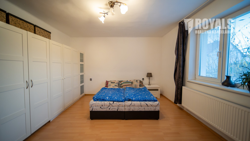 Priestranný 4-izbový dom s veľkým pozemkom a možnosťou ďalšieho využitia – Viničné (1 960 m²)