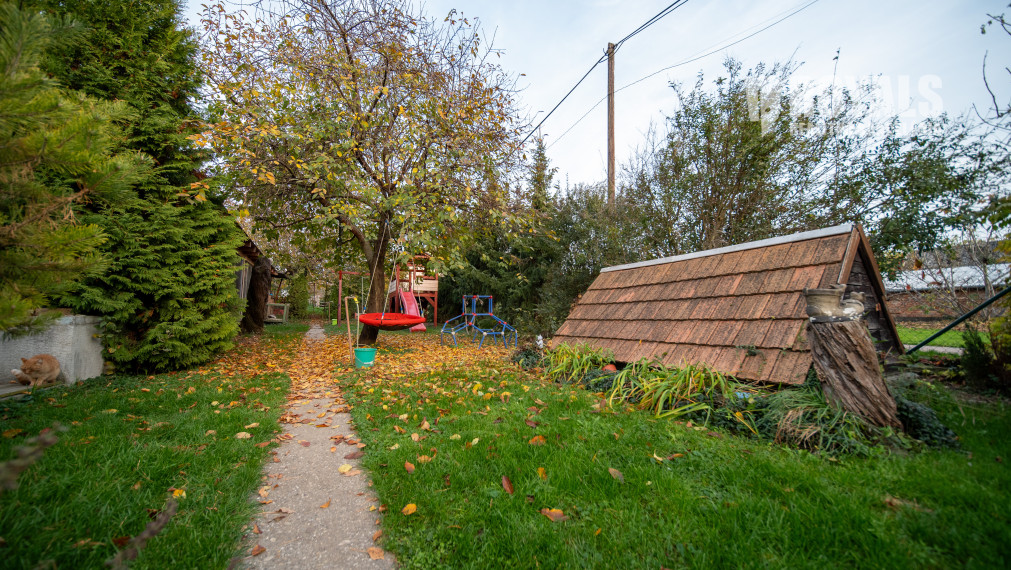 Priestranný 4-izbový dom s veľkým pozemkom a možnosťou ďalšieho využitia – Viničné (1 960 m²)