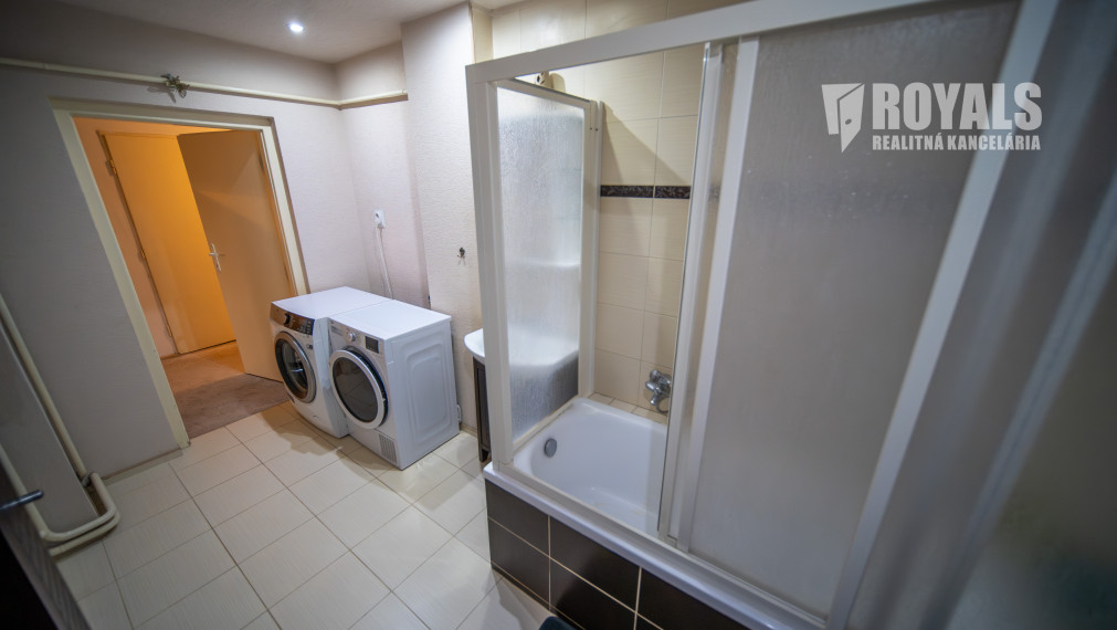 Priestranný 4-izbový dom s veľkým pozemkom a možnosťou ďalšieho využitia – Viničné (1 960 m²)