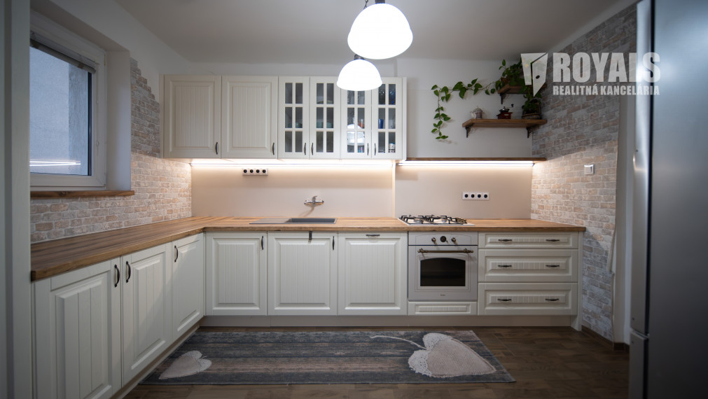 Priestranný 4-izbový dom s veľkým pozemkom a možnosťou ďalšieho využitia – Viničné (1 960 m²)