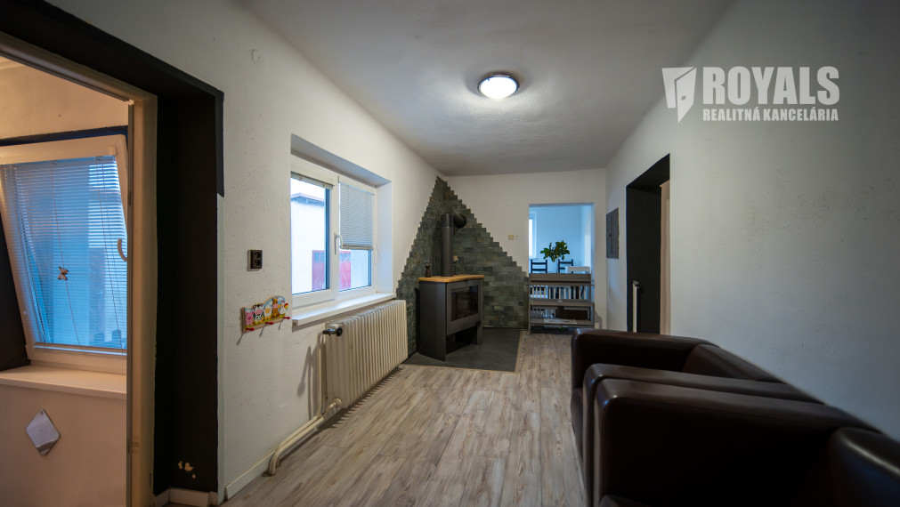 Priestranný 4-izbový dom s veľkým pozemkom a možnosťou ďalšieho využitia – Viničné (1 960 m²)