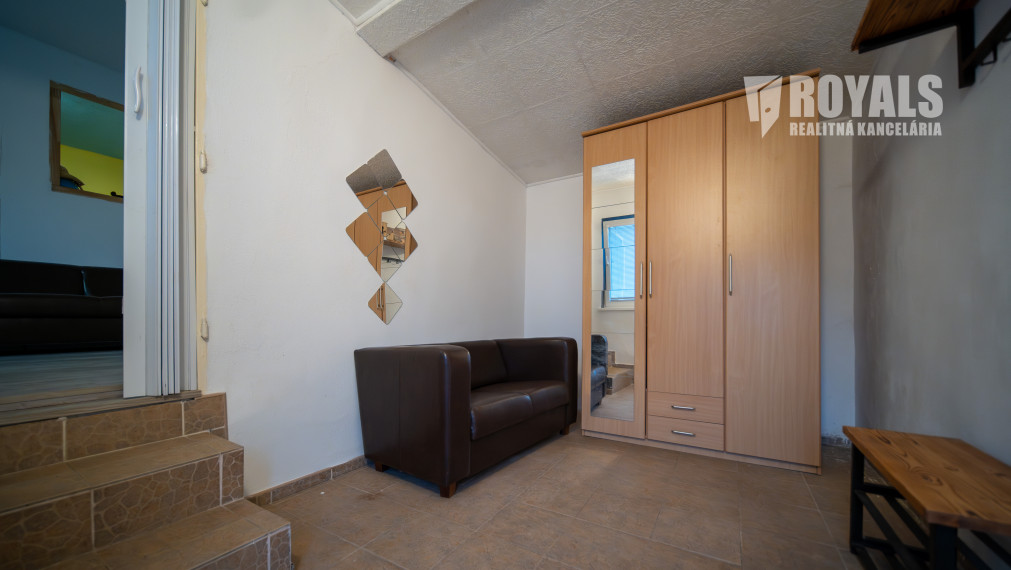 Priestranný 4-izbový dom s veľkým pozemkom a možnosťou ďalšieho využitia – Viničné (1 960 m²)