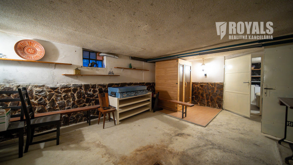 Priestranný 4-izbový dom s veľkým pozemkom a možnosťou ďalšieho využitia – Viničné (1 960 m²)