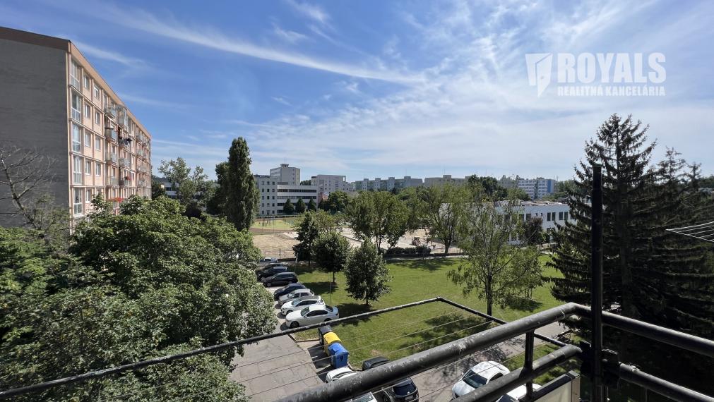 Kompletne zariadený 2i byt, balkón, pivnica, super lokalita, Ružinov