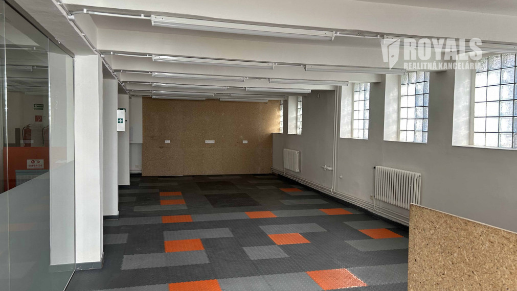 Obchodný priestor na prenájom, s vlastným sociálnym zázemím, parkovanie, Račianska