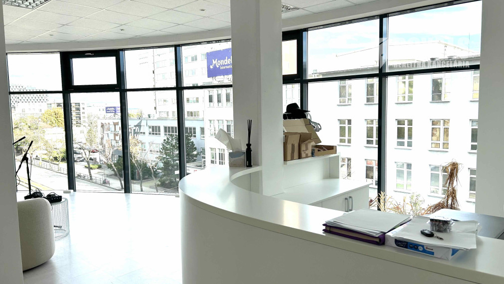 Presklený obchodný priestor na prenájom, Račianska, parkovanie