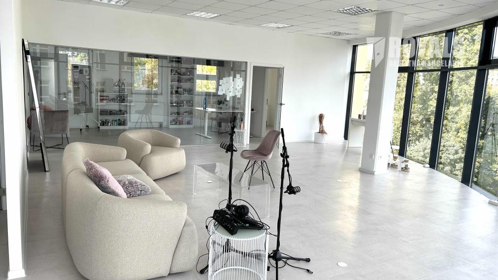 Presklený obchodný priestor na prenájom, Račianska, parkovanie