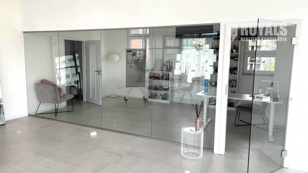 Presklený obchodný priestor na prenájom, Račianska, parkovanie