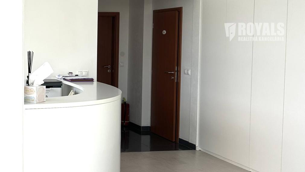 Presklený obchodný priestor na prenájom, Račianska, parkovanie