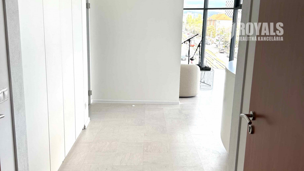 Presklený obchodný priestor na prenájom, Račianska, parkovanie