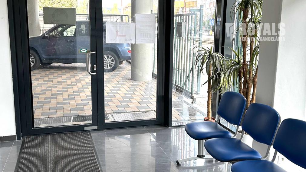 Presklený obchodný priestor na prenájom, Račianska, parkovanie