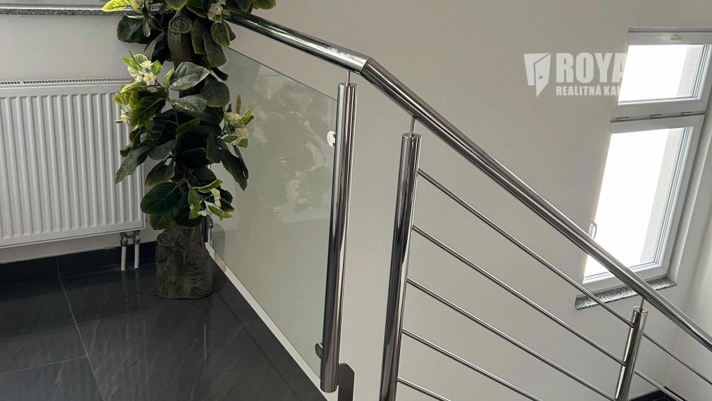 Presklený obchodný priestor na prenájom, Račianska, parkovanie