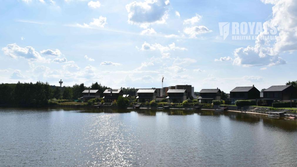 Vilka s privátnym mólom so vstupom do jazera, garážou, novostavba, Penati Golf Resort, Senica