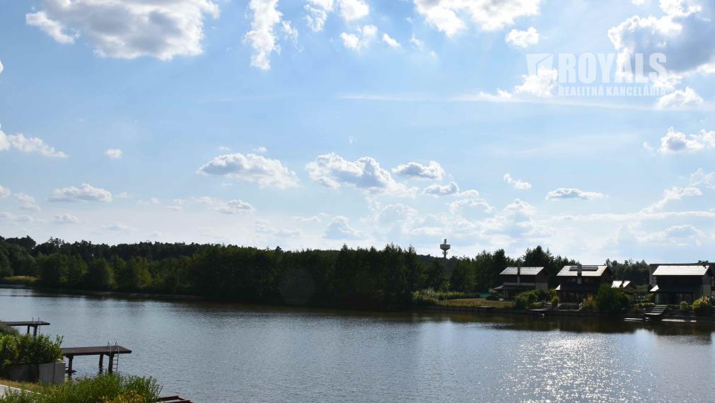 Vilka s privátnym mólom so vstupom do jazera, garážou, novostavba, Penati Golf Resort, Senica