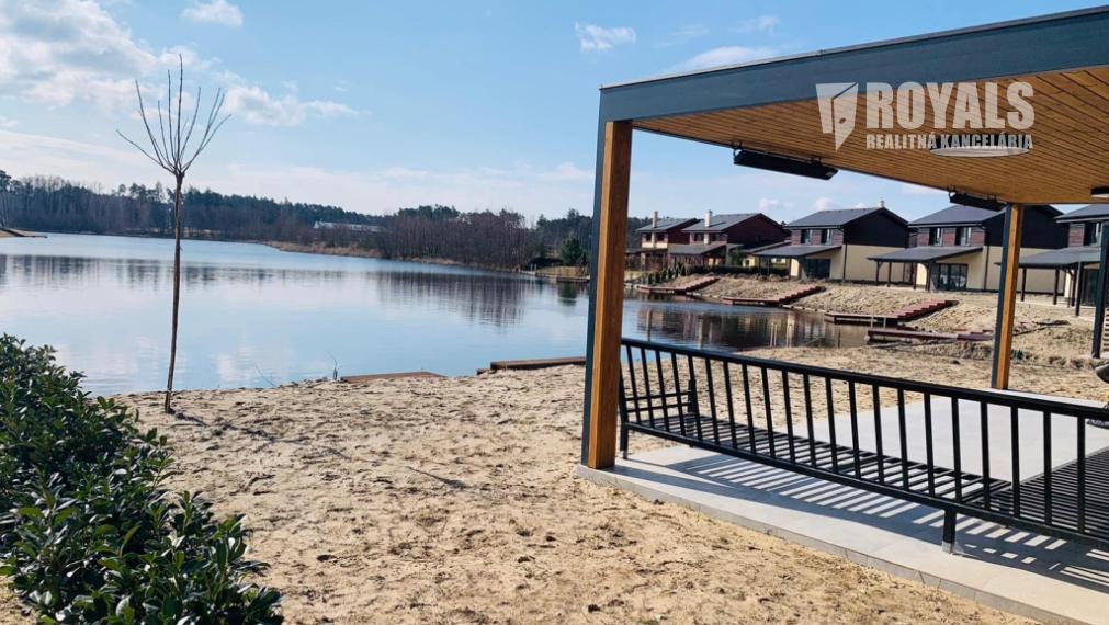 Vilka s privátnym mólom so vstupom do jazera, garážou, novostavba, Penati Golf Resort, Senica