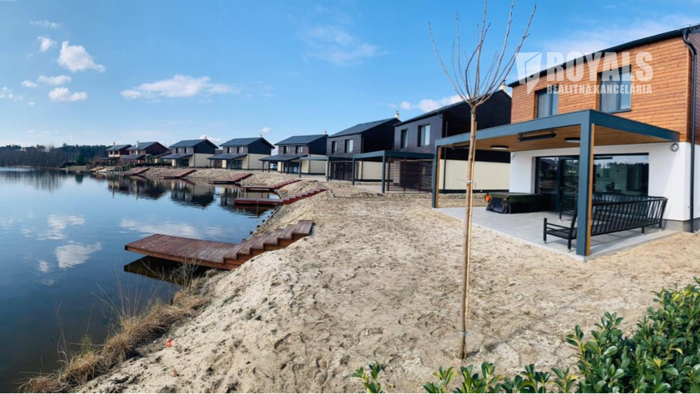 Vilka s privátnym mólom so vstupom do jazera, garážou, novostavba, Penati Golf Resort, Senica