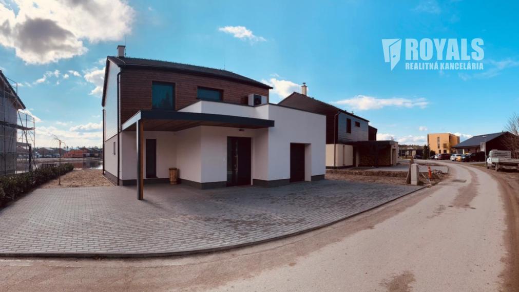 Vilka s privátnym mólom so vstupom do jazera, garážou, novostavba, Penati Golf Resort, Senica