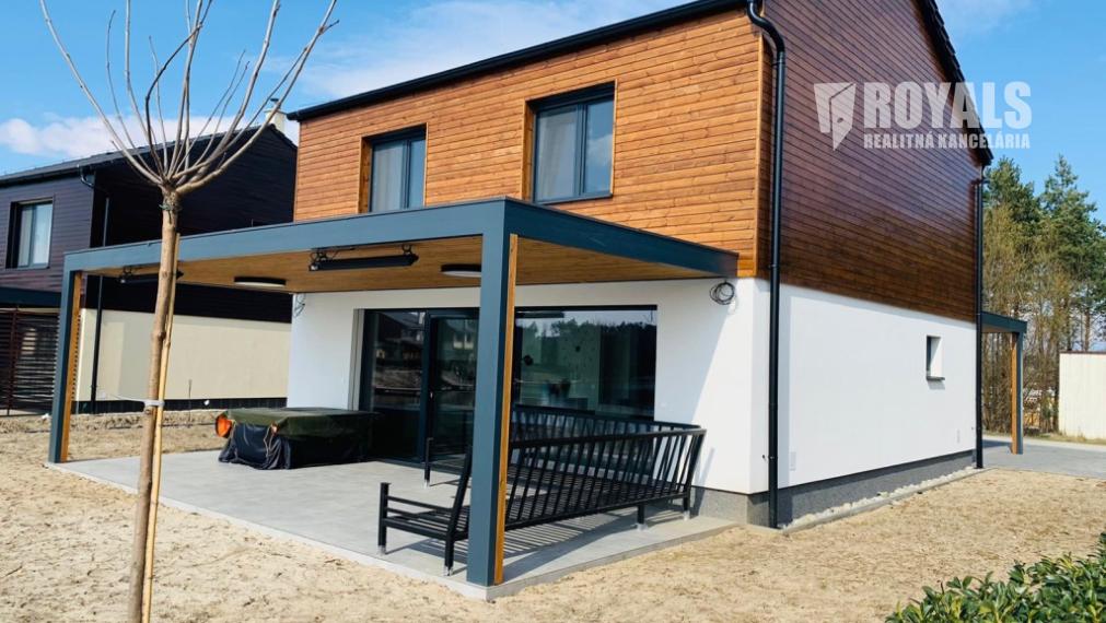 Vilka s privátnym mólom so vstupom do jazera, garážou, novostavba, Penati Golf Resort, Senica