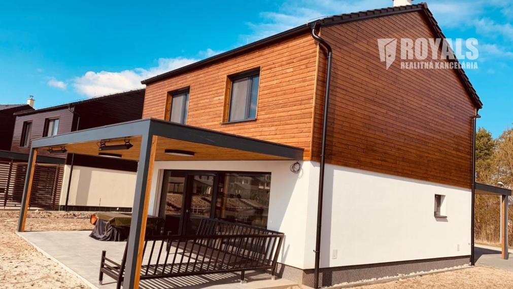 Vilka s privátnym mólom so vstupom do jazera, garážou, novostavba, Penati Golf Resort, Senica