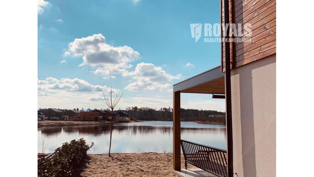 Vilka s privátnym mólom so vstupom do jazera, garážou, novostavba, Penati Golf Resort, Senica