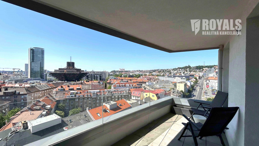 Kompletne vybavený, klimatizovaný 2i byt s panoramatickým výhľadom, terasou a komorou