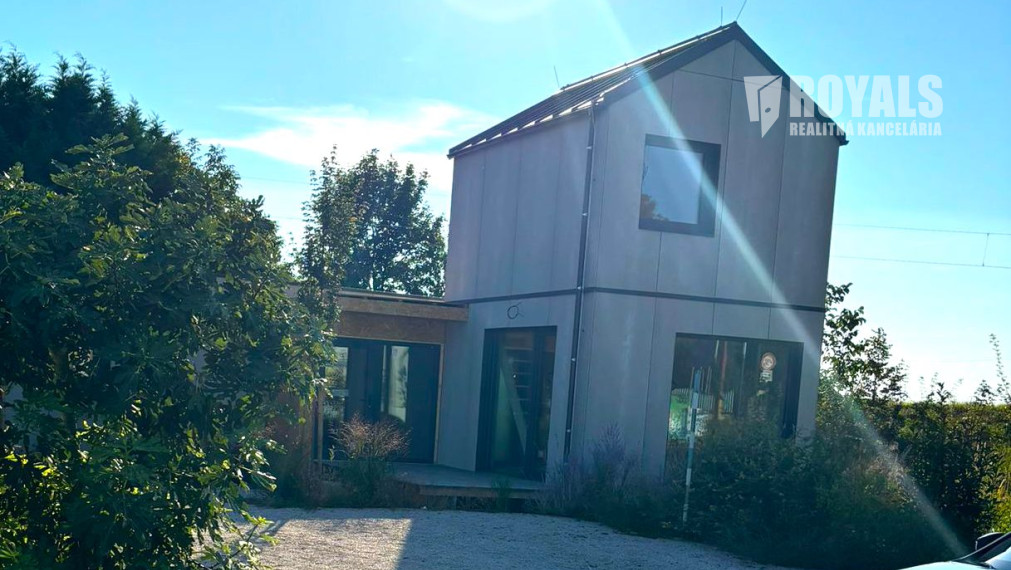 Rodinný dom prepojený s ateliérom, investícia, bývanie a podnikanie pod jednou strechou, Rusovce